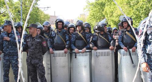 Полицейский кордон за колючей проволокой на проспекте Баграмяна 16.04.2018. Фото Тиграна Петросяна для Кавказского узла"