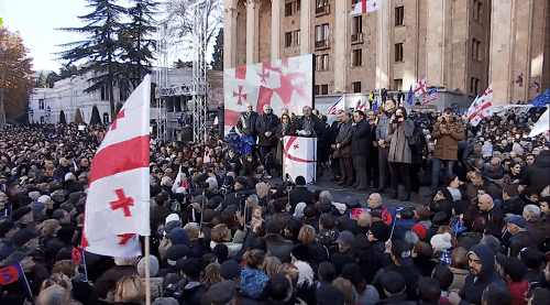 Митинг оппозиции в Тбилиси 2 декабря. Кадр видео пресс-службы ЕНД https://www.facebook.com/nacionalurimodzraoba/videos/766199990382566/