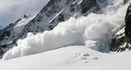 Сход лавины в горах. Фото: ГУ МЧС по Краснодарскому краю http://23.mchs.gov.ru/operationalpage/stormcaution/item/7817472/