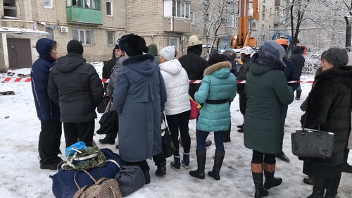 Жильцы обрушенного дома у подъезда. Шахты, 16 января 2019 года. Фото Вячеслава Прудникова для "Кавказского узла"