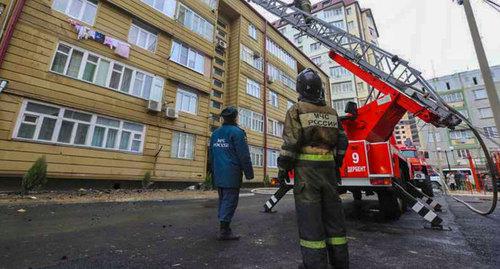 На месте пожара, произошедшего 03.01.2019  около 7 часов утра в одном из жилых домов Дербента. Фото http://e-dag.ru/novosti/novosti-pravitelstva/artjom-zdunov-provel-operativnoe-soveshchanie-v-svyazi-s-chs-v-g-derbente.html#!prettyPhoto