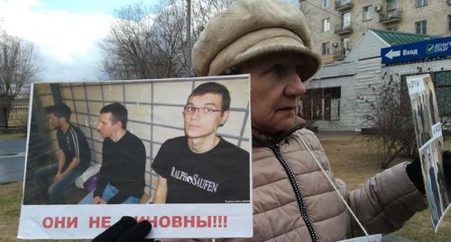 Наталья Дорожнова на пикете в защиту жителей Волгограда, обвиненных в причастности к "Артподготовке"*. Фото Татьяны Филимоновой для "Кавказского узла".