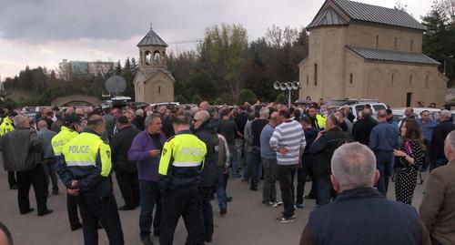 Митинг таксистов перед церковью возле Аграрного университета. Фото Беслана Кмузова для "Кавказского узла"