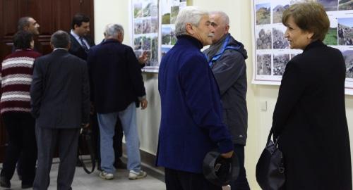 Жители Степанакерта на открытии фотоотчета археологов. Фото Алвард Григорян для "Кавказского узла".