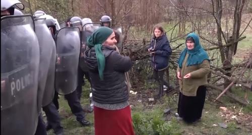 Жители Панкиси перед рядами полиции. Кадр видео Общественного вещателя Грузии. https://www.youtube.com/watch?time_continue=58&v=TpVeQeOK82g