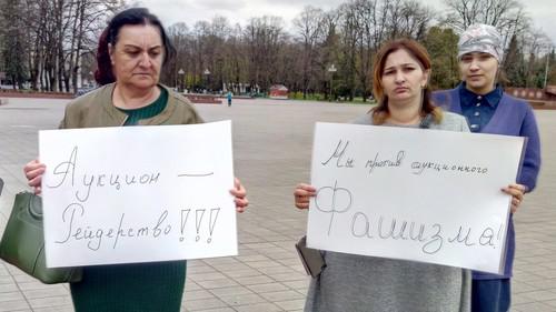 Пикет жителей Второго Лескена в Нальчике против проведения земельных аукционов. 16 апреля 2019 года. Фото Людмилы Маратовой для "Кавказского узла"