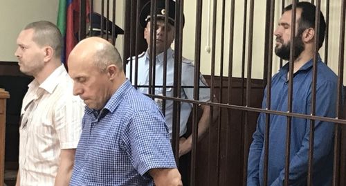 Абубакар Ризванов и его адвокаты Рафидин Курбанов и Леонид Заикин на заседании суда. Фото Патимат Махмудовой для "Кавказского узла".