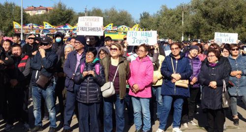 Участники митинга в Элисте против назначения Дмитрия Трапезникова. Фото Алены Садовской для "Кавказского узла", 13 октября 2019 года.