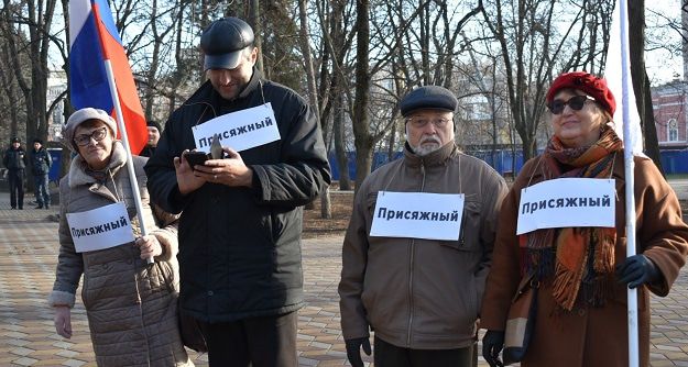 Участники митинга исполняют роли присяжных. 7 декабря 2019 года. Ростов-на-Дону. Фото Константина Волгина для "Кавказского узла"