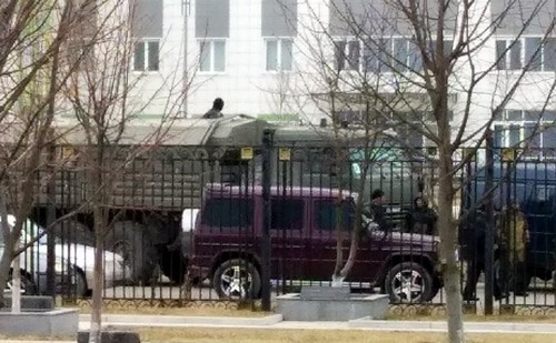 Силовики около места проведения митинга. Назрань, 23 февраля 2020 года. Фото Магомеда Алиева для "Кавказского узла".