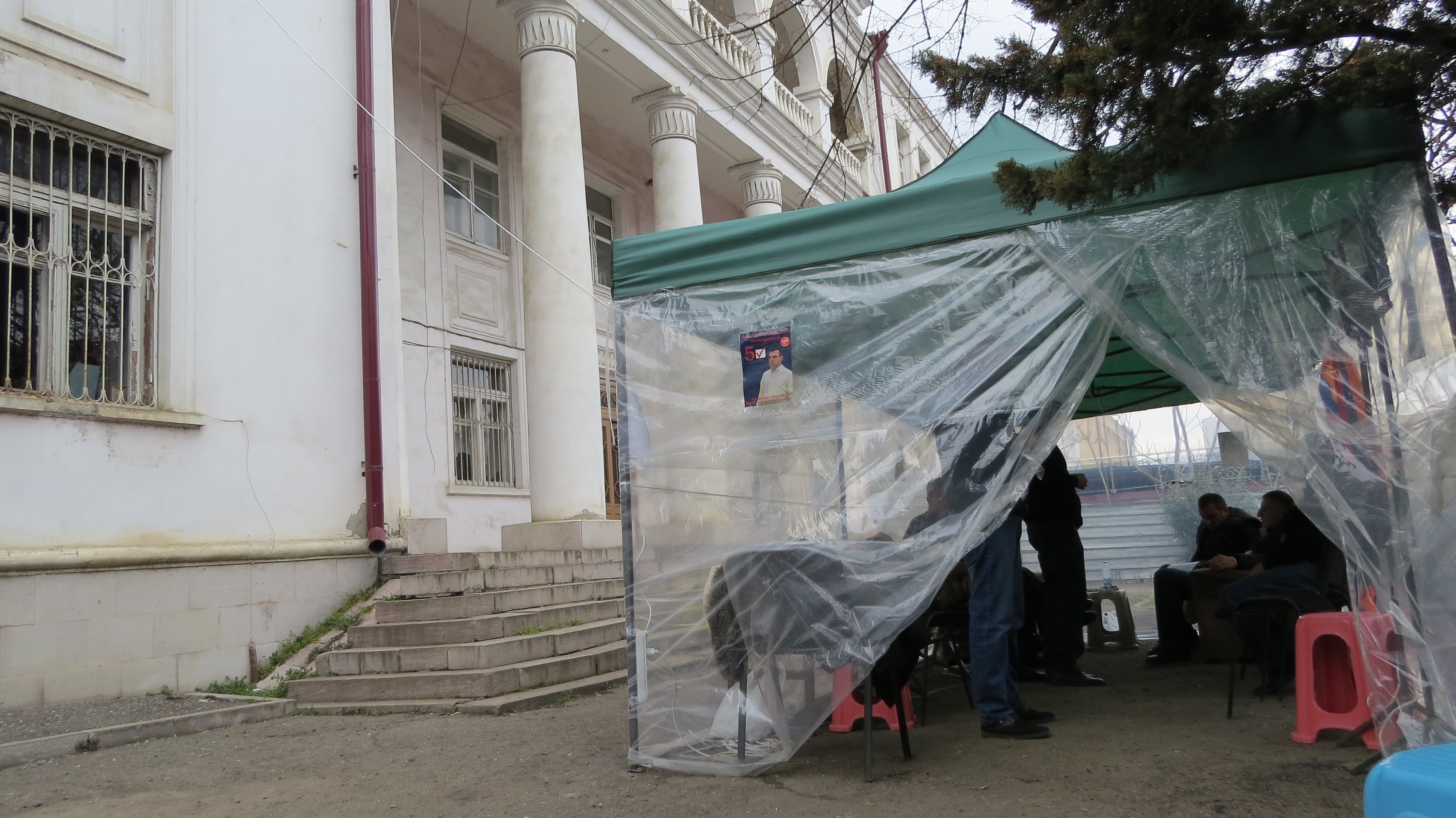 Палатка в Степанакерте, где проходит протестная акция движения "Революционная партия Арцаха", а также голодовка сторонников движения. Степанакерт. 30 марта 2020 год.Фото Алвард Григорян для "Кавказского узла".