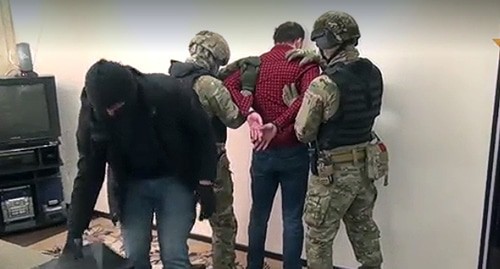 Задержание силовиками боевика в Нальчике. Скриншот видео: пресс-служба ФСБ https://ren.tv/novosti/2019-04-26/fsb-opublikovalo-video-zaderzhaniya-v-nalchike-boevika-ig-planirovavshego-terakt?utm_source=yxnews&utm_medium=desktop