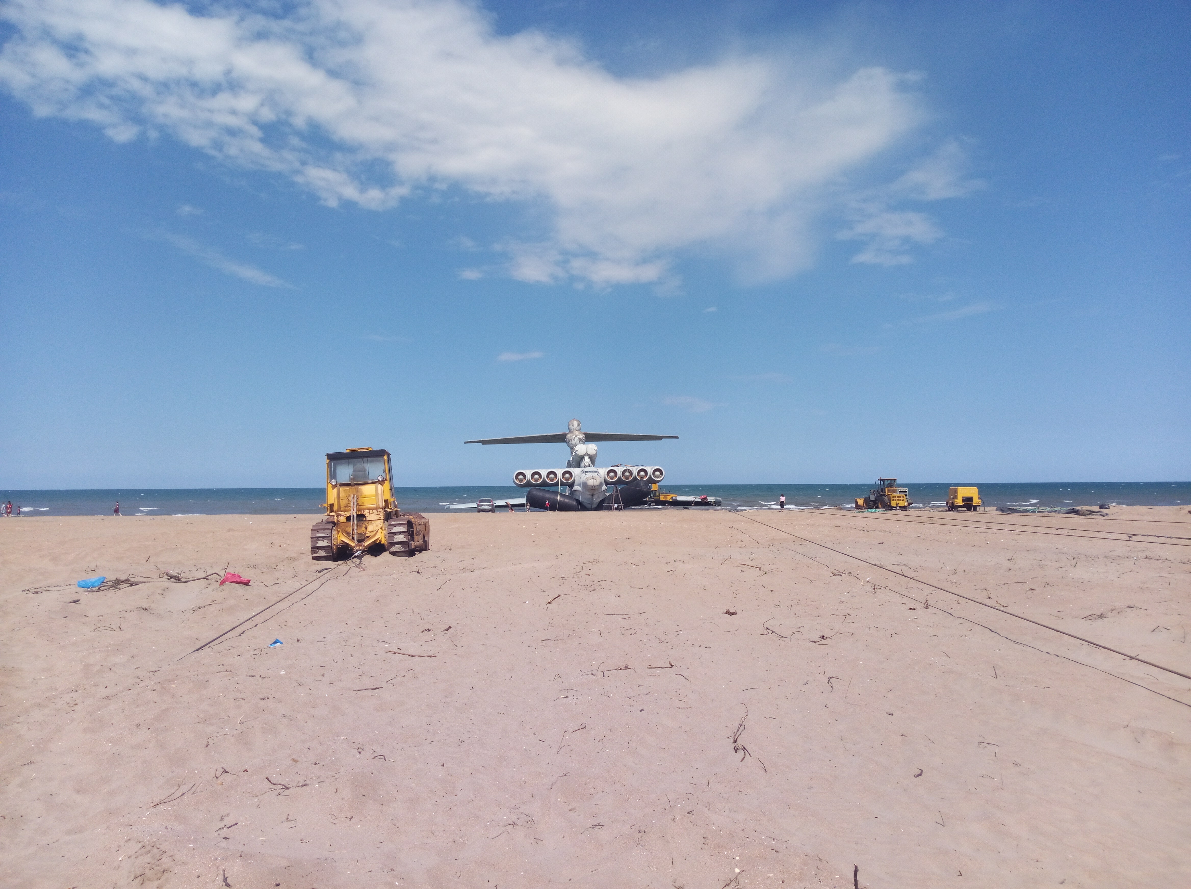 Самолет в дербенте на море. Лунь Дербент. Дербент самолёт на пляже. Самолёт в Дербенте на берегу.