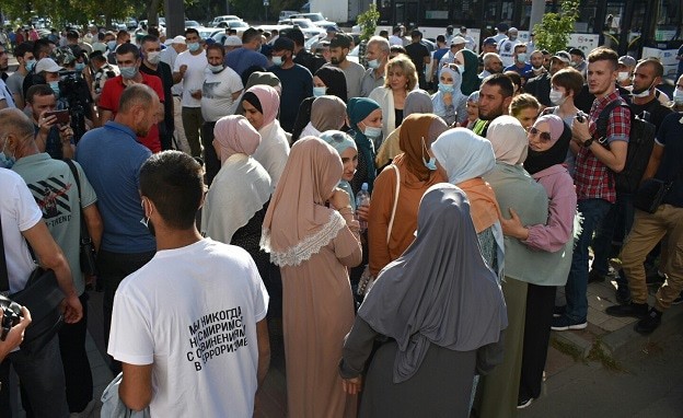 Группа поддержки подсудимых у здания суда. Фото Константина Волгина для "Кавказского узла".