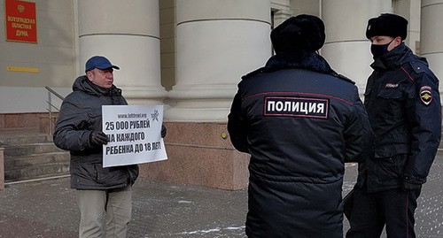 Полицейские беседуют с Анатолием Николаенко. Волгоград, 21 декабря 2020 г. Фото Татьяны Филимоновой для "Кавказского узла"