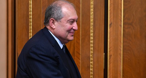 Армен Саркисян. Фото  Iaea Imagebank- https://commons.wikimedia.org/wiki/Category:Armen_Sarkissian#/media/File:Yukiya_Amano_meets_H.E._Armen_Sarkissian_(01890361)_(32795710727).jpg