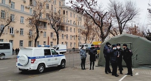 Сотрудники полиции на площади Ленина во время митинга в поддержку Навального. Астрахань, 31 января 2021 года. Фото Алены Садовской для "Кавказского узла"