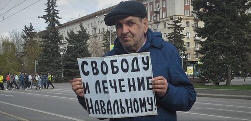 Активист Владимир Васиковский требует оказать помощь Навальному. Волгоград, 18 апреля 2021 года. Фото Татьяны Филимоновой для "Кавказского узла".