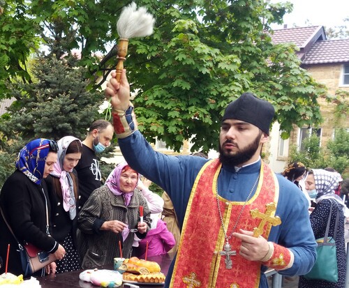 Священник проводит обряд освящения пасхальных куличей и яиц в Свято-Успенском соборе в Махачкале. 2 мая 2021 года. Фото Расула Магомедова для "Кавказского узла".