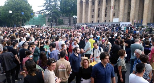 Проспект Руставели перед зданием парламента в Тбилиси 12.07.21 . Фото Беслана Кмузова для "Кавказского узла"