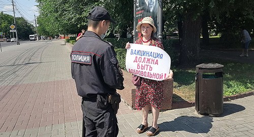 Пикетчица Лариса. Волгоград, 15 июля 2021 г. Фото Татьяны Филимоновой для "Кавказского узла"