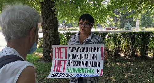 Татьяна Педан беседует с прохожей. Волгоград, 15 июля 2021 г. Фото Татьяны Филимоновой для "Кавказского узла"