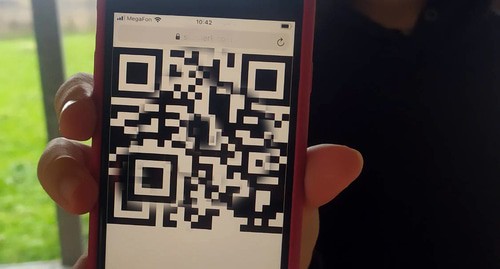 Экран телефона с QR-кодом. Фото Нины Тумановой для "Кавказского узла"