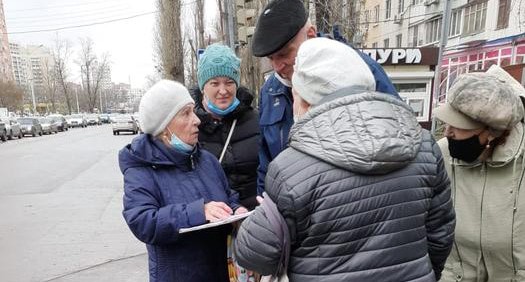 Сбор подписей  против ввода системы QR-кодов . Фото пресс-службы КПРФ https://kprf.ru/actions/kprf/206758.html