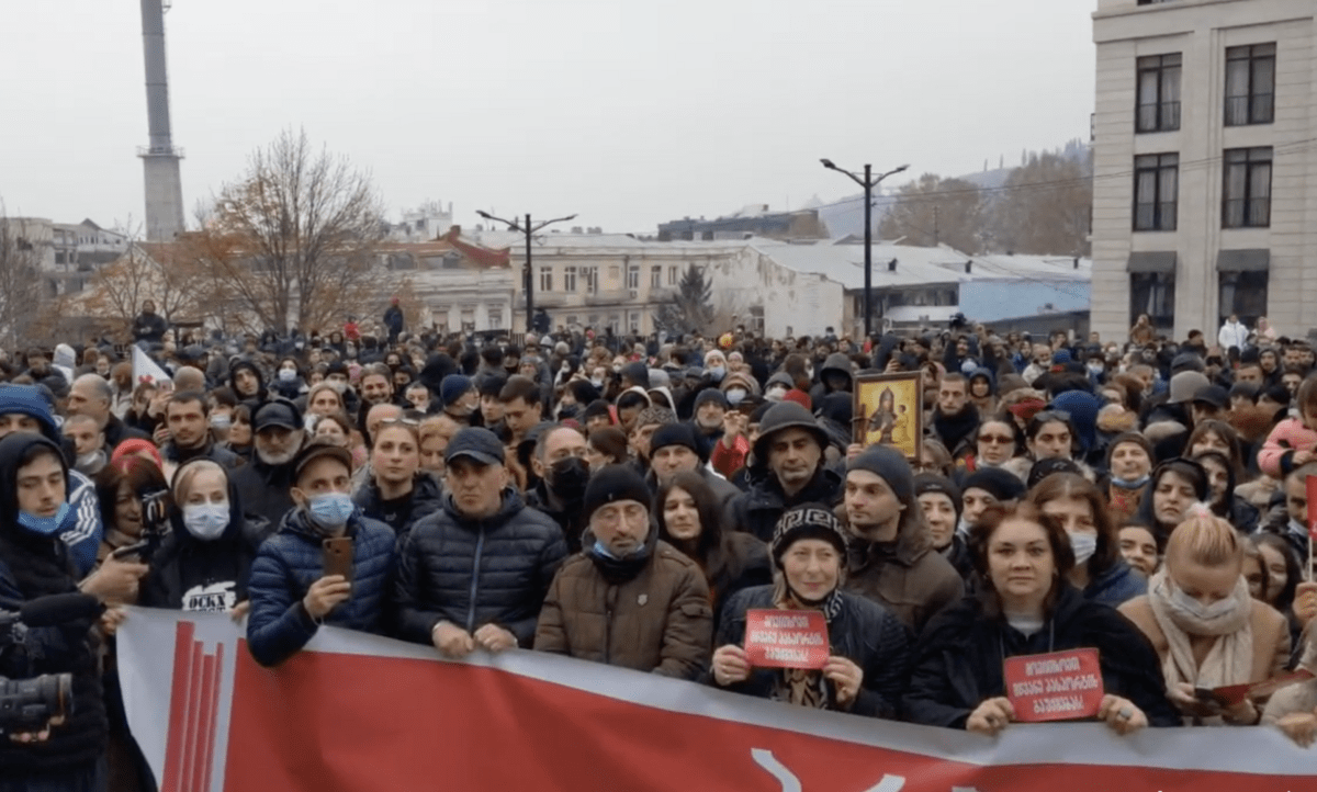 Участники акции протеста против "Зеленых паспортов" в Тбилиси, 12 декабря 2021 года. Скриншот со страницы  https://www.facebook.com/NEWSGEORGIA/posts/4717660634947910