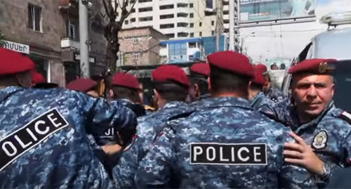 Сотрудники полиции во время акции протеста в Ереване. 25 апреля 2022 г. Скриншот видео "Кавказского узла" https://www.youtube.com/watch?v=bf_ejl2vVS8