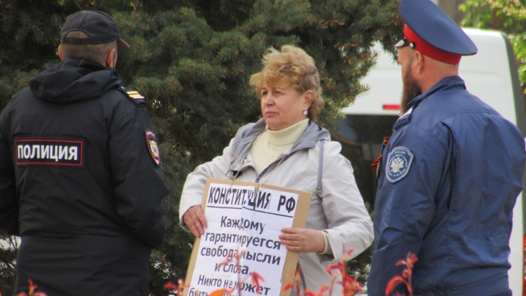 Задержание Тамары Гродниковой на одиночном пикете. Волгоград, 7 мая 2022 года. Фото Вячеслава Ященко для "Каваказского узла".