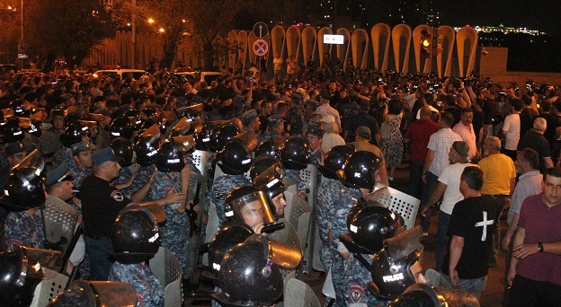 Противостояние активистов и полиции во время акции протеста в Ереване, 3 июня 2022 года. Фото Тиграна Петросяна для "Кавказского узла".