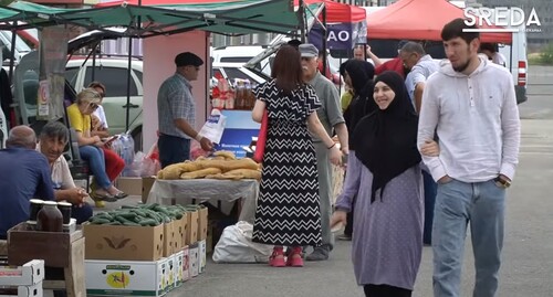 Торговые ряды на ярмарке в Каспийске. Стоп-кадр из видео https://www.youtube.com/watch?v=ZrRL6iscfYI