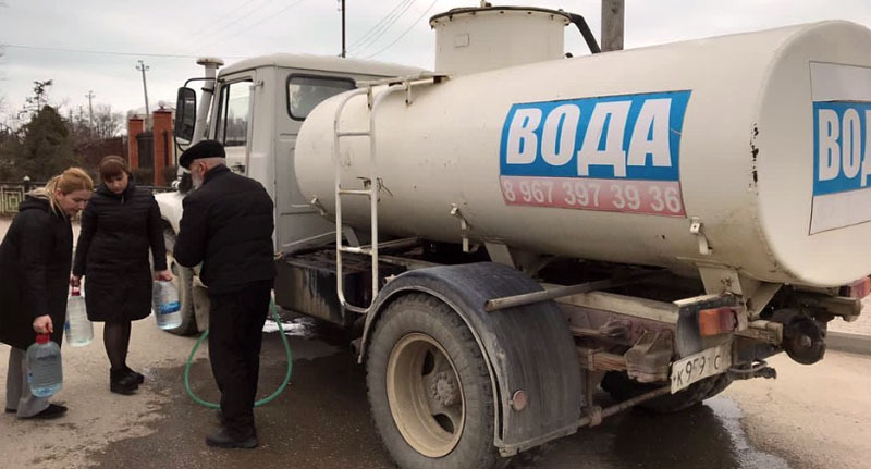 Избербашцы набирают воду из цистерны. Фото: пресс-служба администрации Избербаша https://www.instagram.com/p/CMrkLv9DhI0/