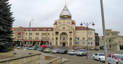 Здание Национального собрания Нагорного Карабаха в Степанакерте. Фото Алвард Григорян для "Кавказского узла"