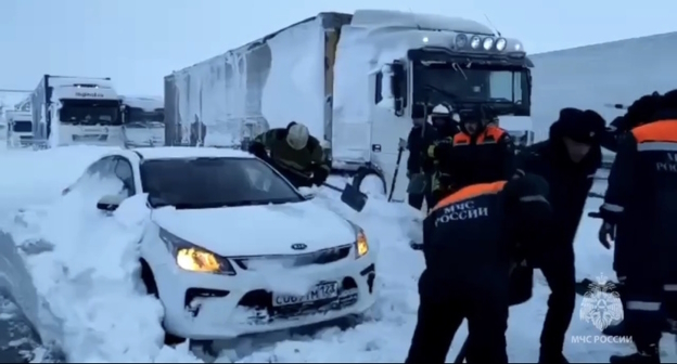 Сотрудники МЧС на трассе "Дон", фото: пресс-служба МЧС