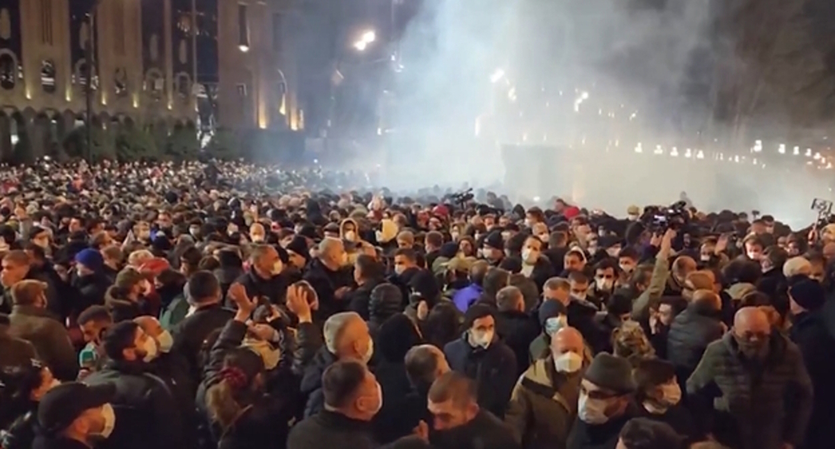 Участники акции протеста в Тбилиси против закона об иноагентах. Кадр видео https://vk.com/video-212783184_456239456