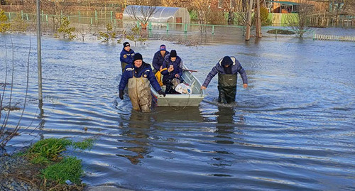 Эвакуация жителей из-за подтоплений в Ростовской области. 28 ноября 2023 г. Фото: donland.ru.