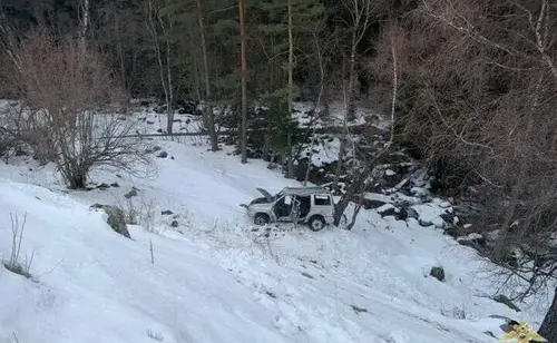 Внедорожник с туристами сорвался в ущелье в Карачаево-Черкессии. Фото: МВД КЧР