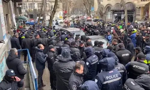 Сотрудники полиции во время противостояния при выселении из квартиры Хатиашвили. Скриншот видео Radio / Liberty Live