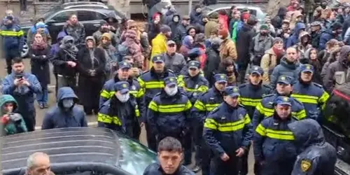 Акция протеста против выселения семьи из квартиры в Тбилиси. 23 января 2024 г. Фото: https://sova.news/2024/01/23/mvd-gruzii-podtverdilo-zaderzhanie-20-uchastnikov-akczii-protiv-vyseleniya-semi/