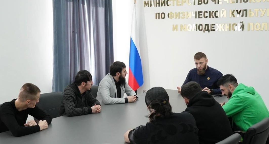 Беседа министра Исы Ибрагимова с блогерами. Фото из Instagram-аккаунта (деятельность компании Meta, которая владеет Instagram, запрещена в России) Исы Ибрагимова.