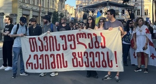 Участники шествия под лозунгом: "Свободу пленникам режима". Тбилиси, 2 июня 2024 года. Фото: "ИнтерпрессНьюс" https://www.interpressnews.ge/ru/article/160707-v-tbilisi-prokhodit-shestvie-pod-lozungom-svobodu-plennikam-rezhima