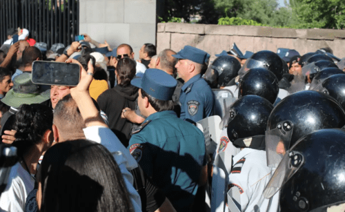 Столкновения у парламента Армении. Фото Тиграна Петросяна от 12.06.24 для "Кавказского узла".