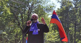 Баграт Галстанян во время акции протеста. Ереван, июнь 2024 г. Фото Тиграна Петросяна для "Кавказского узла"