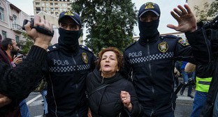 Сотрудники полиции задерживают активиста. Фото Азиза Каримова для "Кавказского узла"