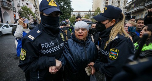 Сотрудники полиции задерживают активиста. Фото Азиза Каримова для "Кавказского узла"