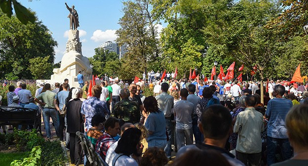 Митинг активистов КПРФ в Краснодаре. Фото Елены Синеок. Юга.ру