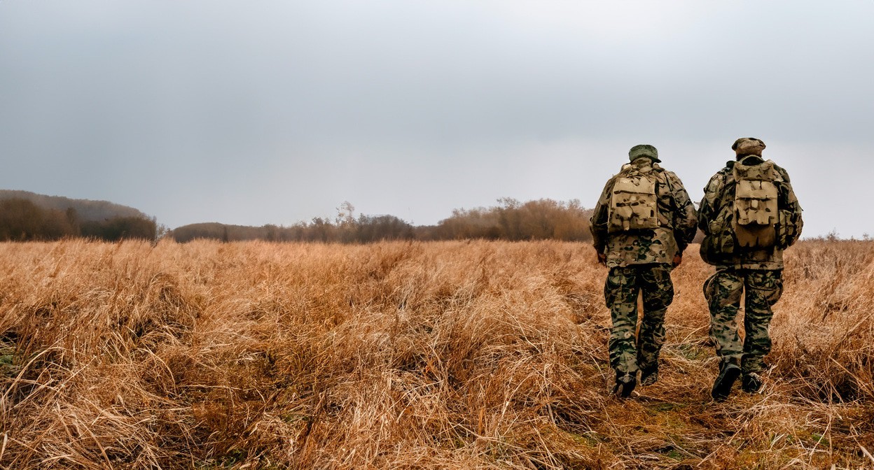 Военные идут по полю. Иллюстрация создана «Кавказским узлом» с помощью ИИ в программе Photoshop