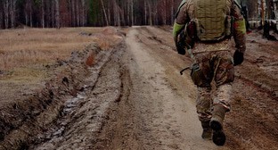 Военный идет по дороге. Иллюстрация создана "Кавказским узлом" с помощью ИИ в программе Photoshop